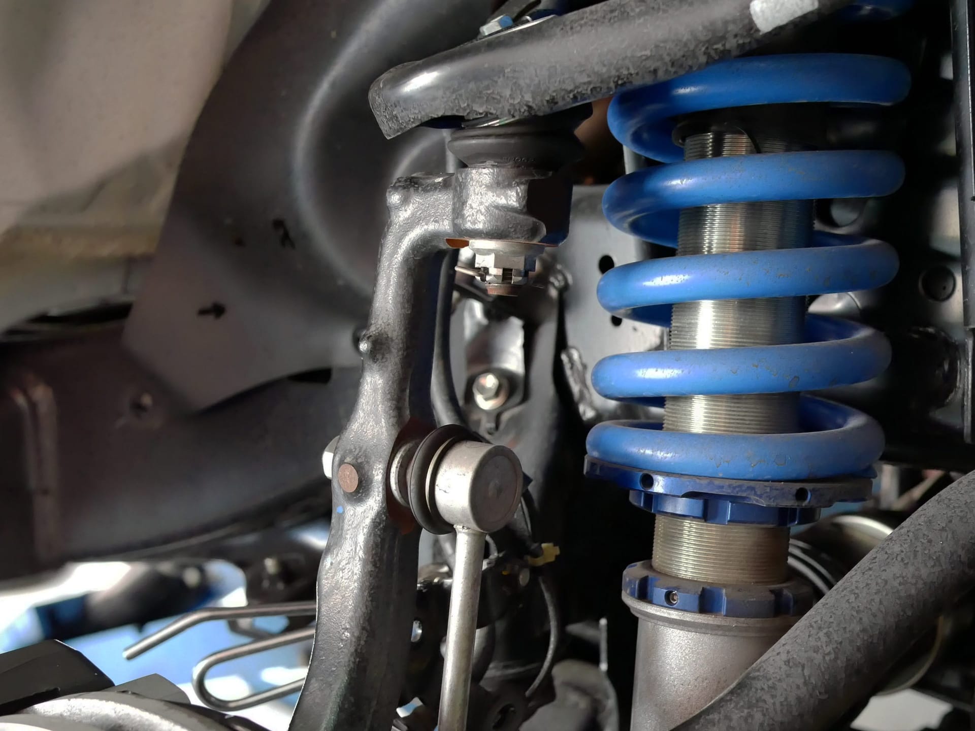 Mechanic,Maintaining,A,Car,Shock,Absorbers,At,Garage.
